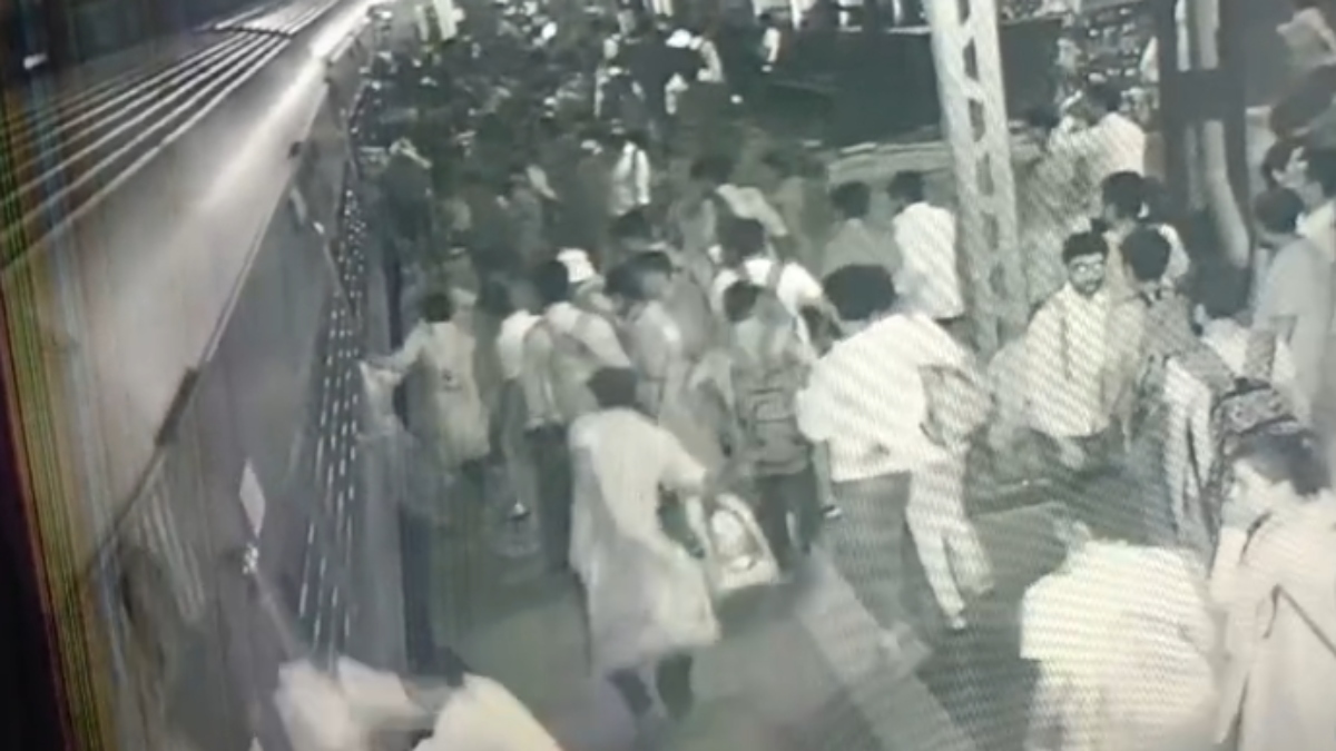 ट्रेन में चढ़ने के दौरान छात्र का फिसला पैर, और चली गई जान, घटना CCTV में कैद