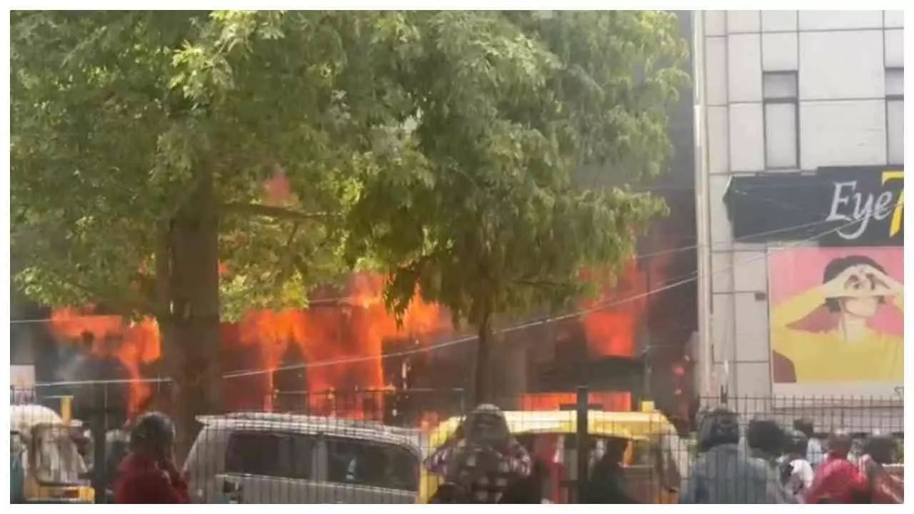 Delhi Fire: लाजपत नगर के आई-7 अस्पताल में लगी भीषण आग