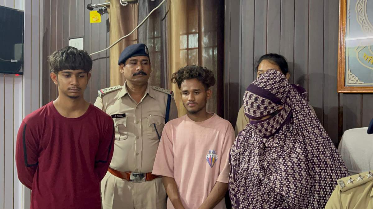 नाबालिग ने दोस्तों के साथ रिश्तेदार के घर से पार किये लाखों के जेवरात, शिक्षिका ने बेचने में की मदद, पुलिस ने किया गिरफ्तार