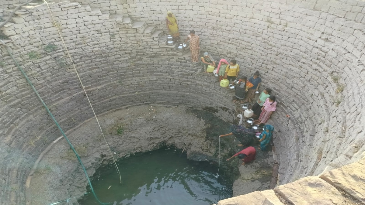 चुल्लू भर पानी के लिए तरस रहे ग्रामीण: 750 की आबादी में बस एक ‘कुंआ’, 30 फीट नीचे उतरकर पानी तक पहुंचने को मजबूर