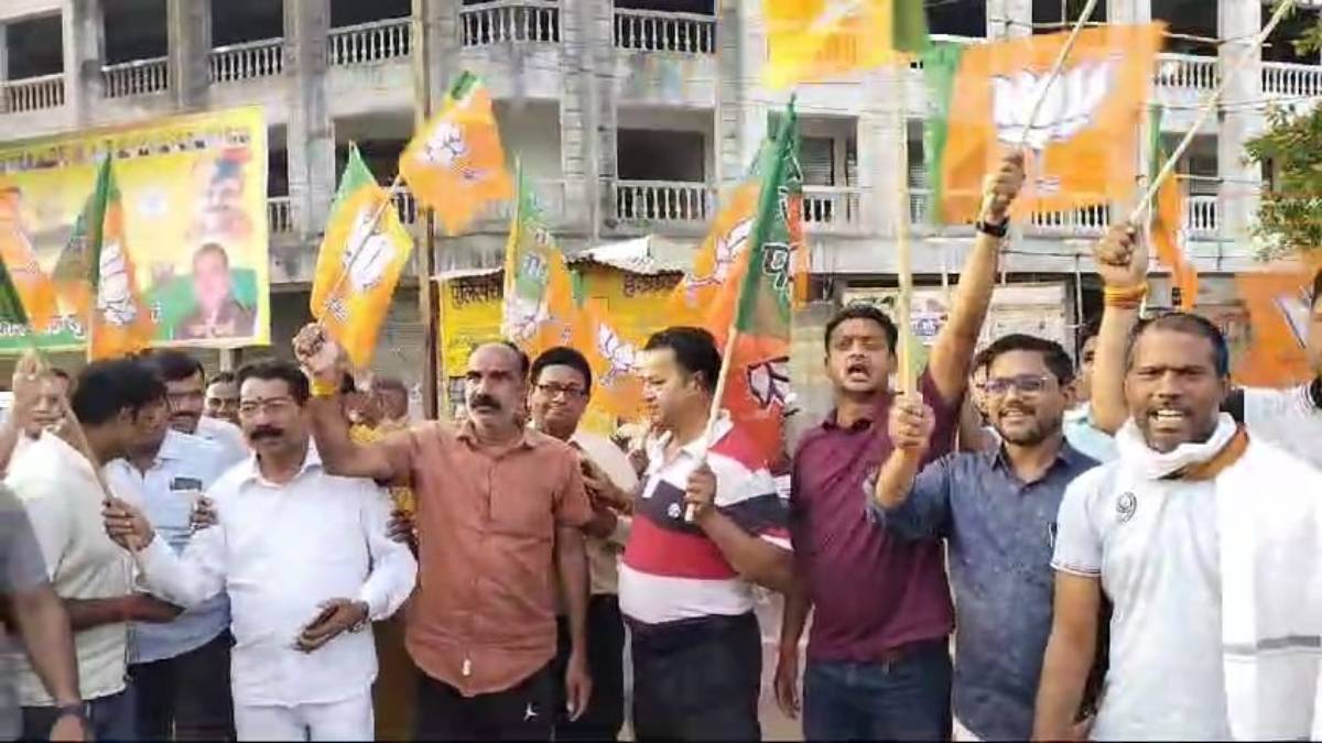 Modi Cabinet 3.0: सरकार गठन और शपथ के पहले बीजेपी कार्यकर्ताओं में खुशी का माहौल, आतिशबाजी और मिठाई खिलाकर एक-दूसरे को दी बधाई