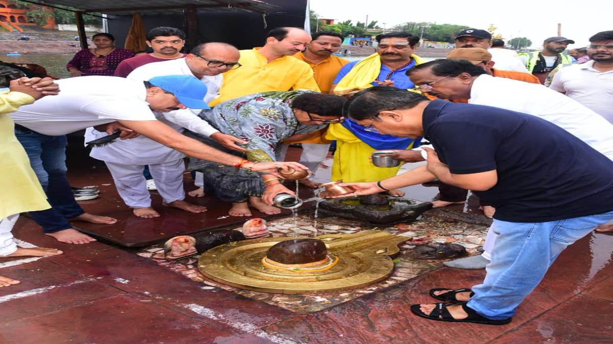 साहब तो साहब हैः चप्पल पहनकर भगवान शिव को जल चढ़ाते कमिश्नर का फोटो- वीडियो वायरल