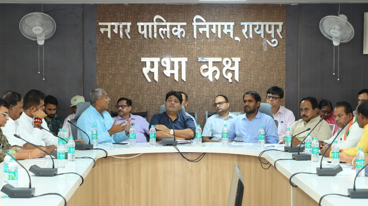 MIC बैठक के दौरान कांग्रेसी पार्षद का अर्धनग्न प्रदर्शन, ठेकेदारों पर लगाया मनमानी का आरोप, मेयर ढेबर ने कही यह बात…