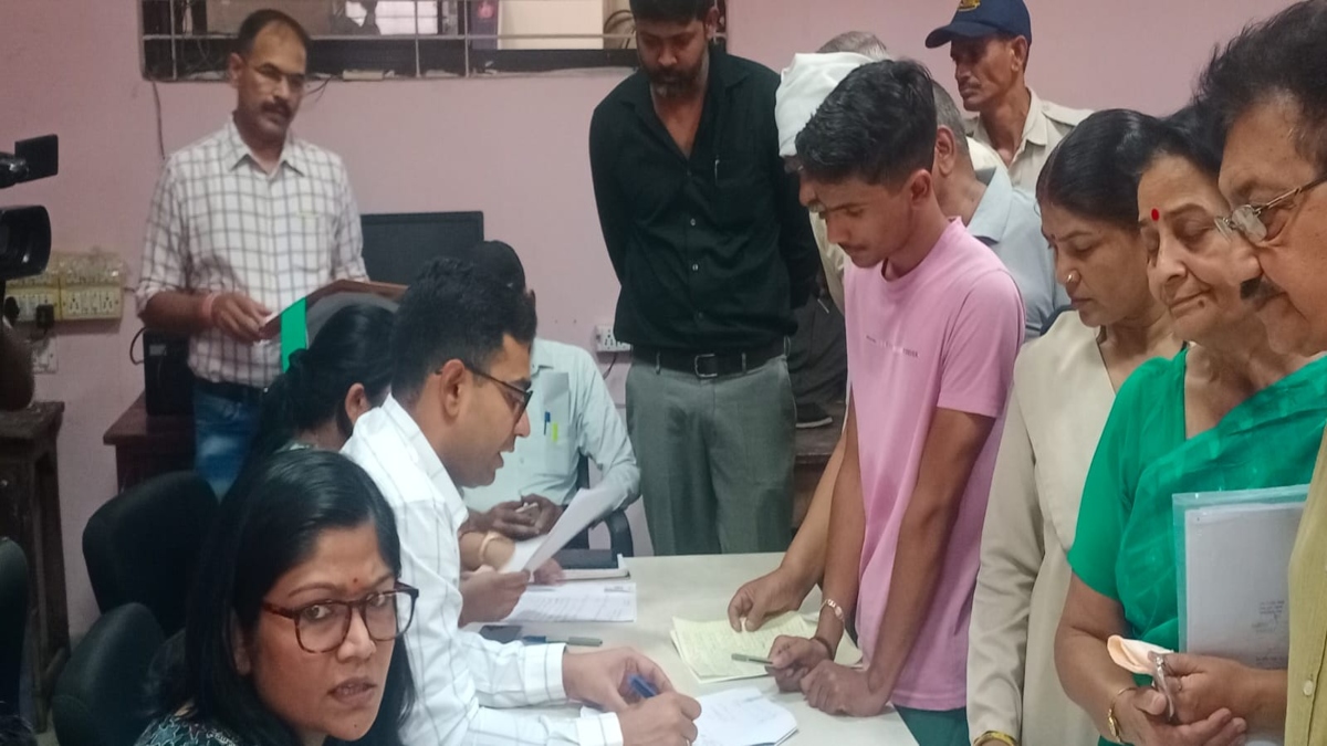 वक्त ने की तोड़ने की कोशिश… लेकिन जज्बे की उड़ान देख अफसर ने भी मानी हार, अब अपने सपनों को पूरा करेगा छात्र