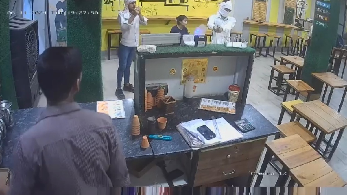 Video: सिगरेट जलाते कैफे के अंदर घुसे बदमाश, फिर फिल्मी स्टाइल में किया ठांय-ठांय, FIR दर्ज