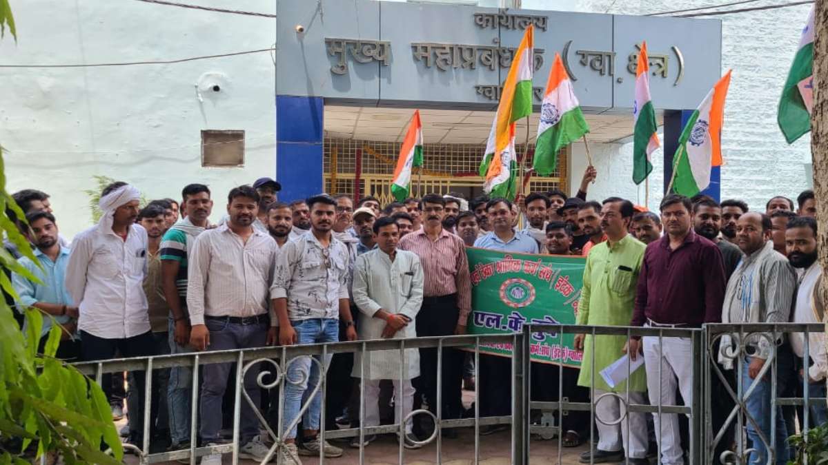 ठेका श्रमिकों ने कंपनी प्रबंधन के खिलाफ खोला मोर्चाः 12 सूत्रीय मांगों का सौंपा ज्ञापन, इंटक ने मांगे पूरी नहीं होने पर दी आंदोलन की चेतावनी