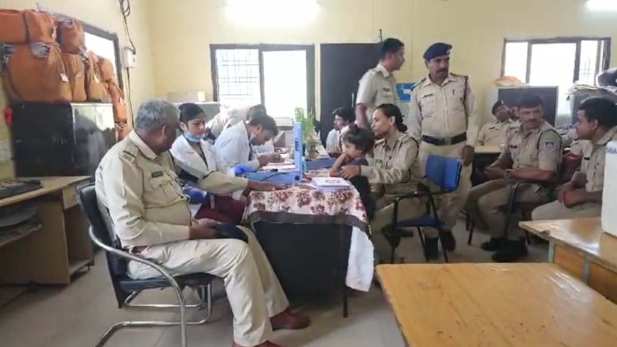 अधिकतर पुलिसकर्मी हाई बीपी और शुगर पेशेंटः अनियमित भोजन और नींद के अभाव में हो रही बीमारियां, स्वास्थ्य परीक्षण में हुआ खुलासा