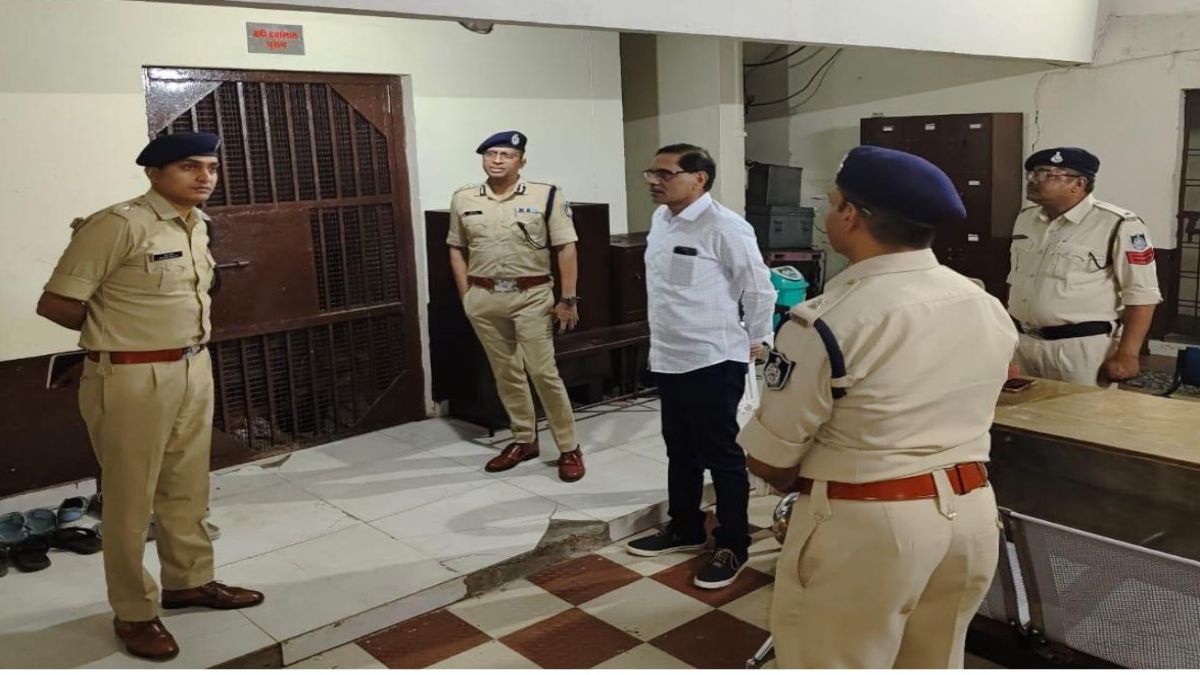 एक्शन में पुलिसः सीएम के निर्देश पर प्रदेश में एक साथ कॉम्बिंग गश्त पर निकले 15 हजार पुलिसकर्मी, एक रात में पकड़े 8 हजार अपराधी और वारंटी