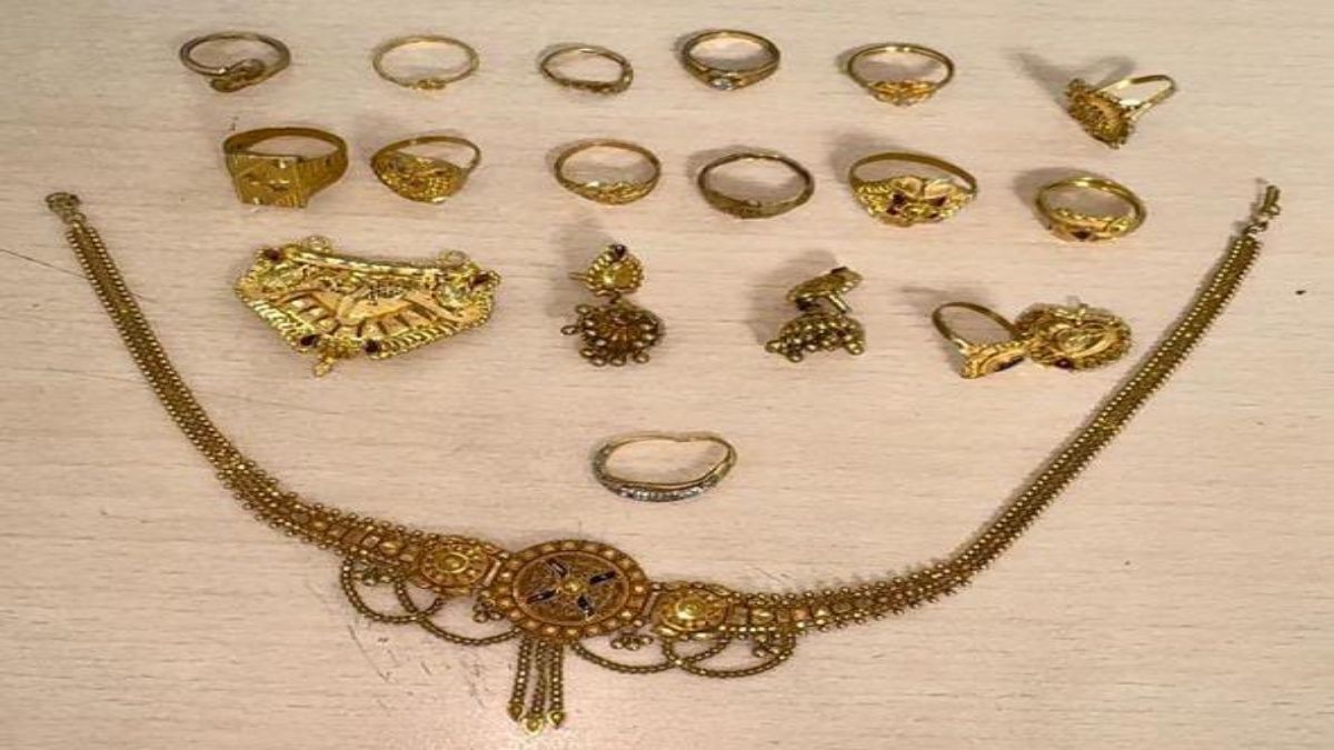 अजब-गजबः मां-बाप को मारने की धमकी देकर बच्चे से उसी के घर में करवाई चोरी, 6 लाख के जेवरात के साथ तीन आरोपी गिरफ्तार