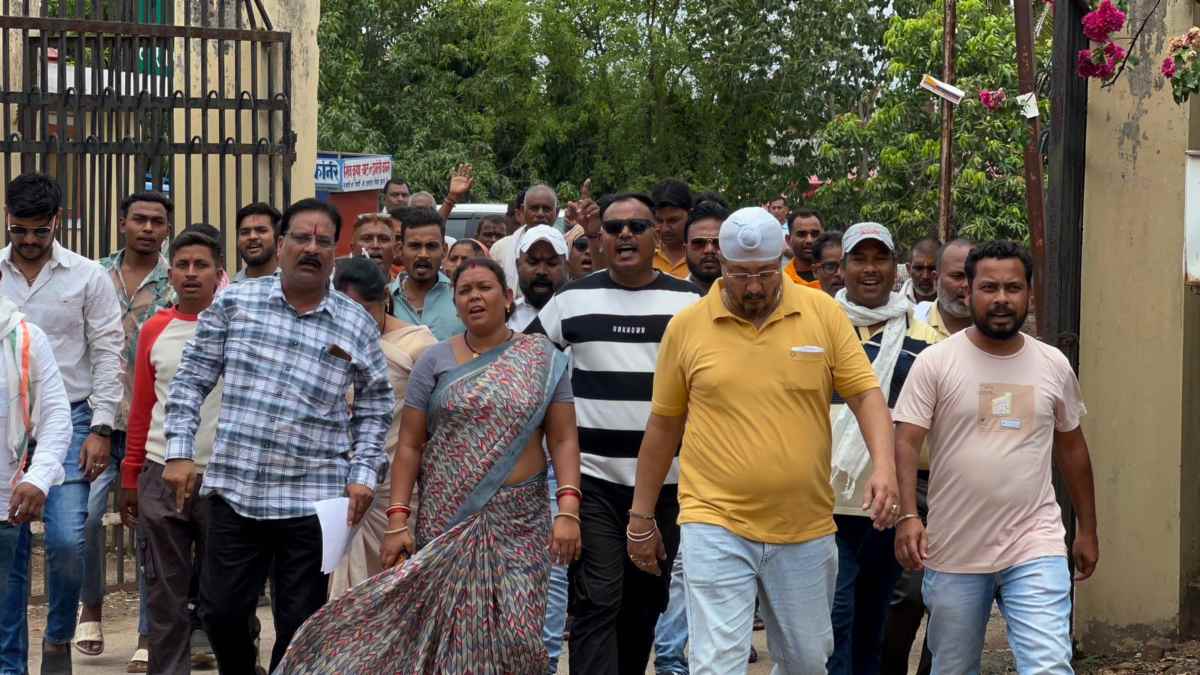 CG NEWS: अवैध रेत खनन और परिवहन को लेकर कांग्रेस ने थाने का किया घेराव, चोरी की जब्त रेत गायब होने पर उठाया सवाल…