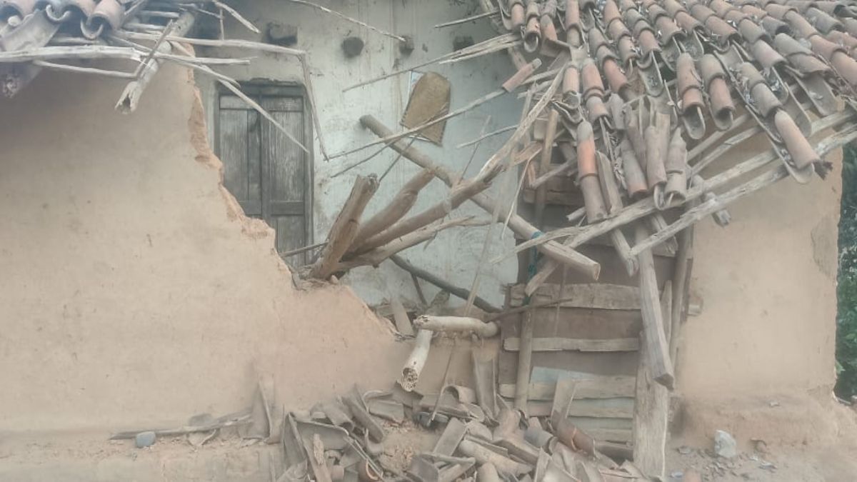 हाथियों का आतंक जारी: वन क्षेत्र के घरों में मचाई तबाही, जान बचाकर भागे ग्रामिणों ने आश्रम में गुजारी रात….