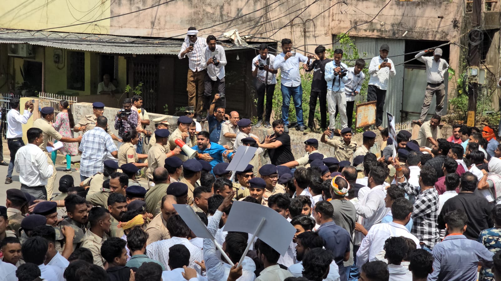 CG NEWS: युवा कांग्रेस, महिला कांग्रेस और NSUI ने गृहमंत्री के बंगले का किया घेराव…