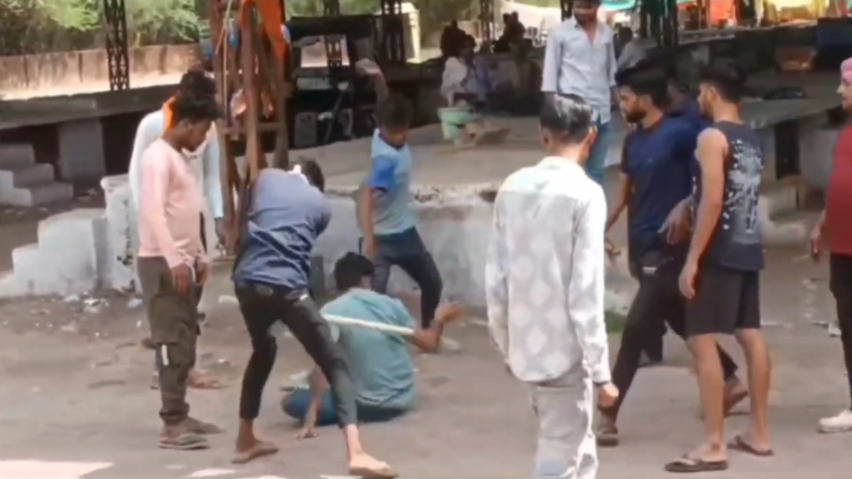 पुलिस कंट्रोल रूम के पास बदमाशों ने युवक को पीटा: डंडे और बेल्ट से की पिटाई, VIDEO वायरल