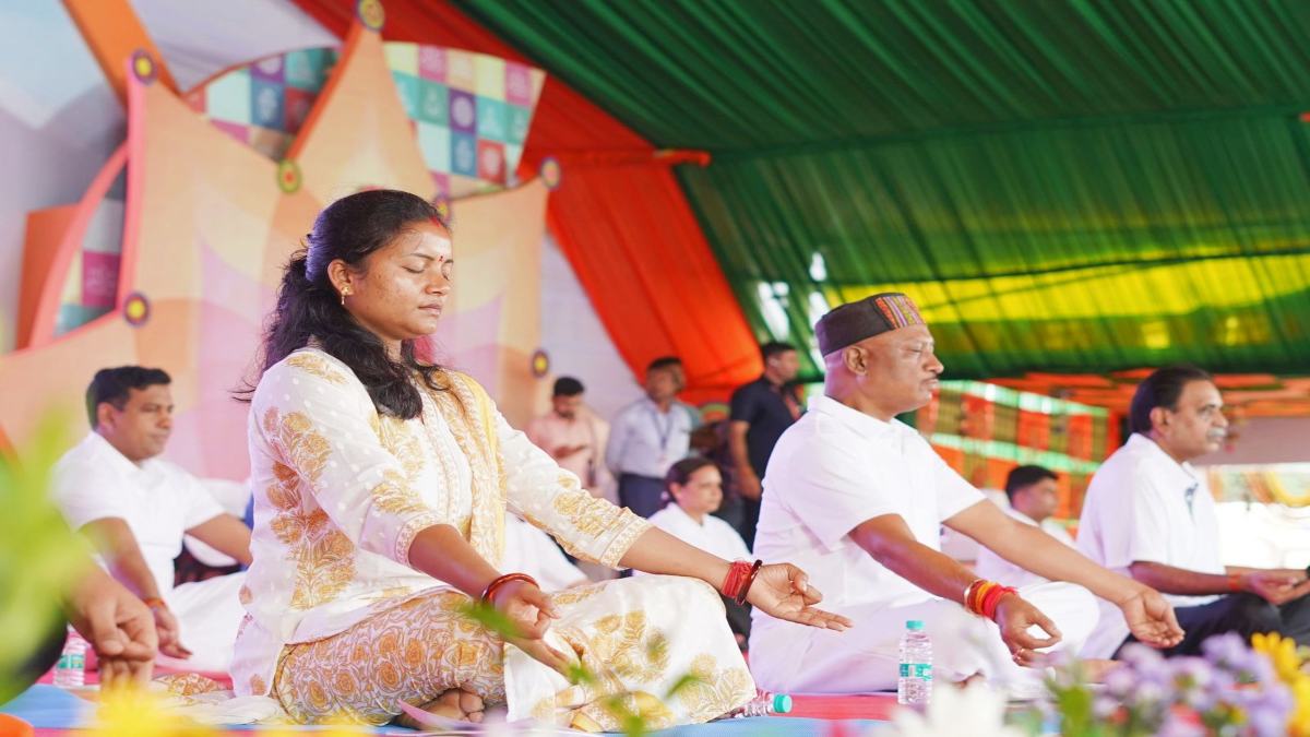 छत्तीसगढ़ में भव्य रूप में मनाया गया अंतर्राष्ट्रीय योग दिवस: रायपुर में सीएम साय और मंत्री लक्ष्मी राजवाड़े ने स्वस्थ समाज की स्थापना का लिया संकल्प, केबिनेट मंत्रियों ने अलग-अलग जिलों में किया योग…