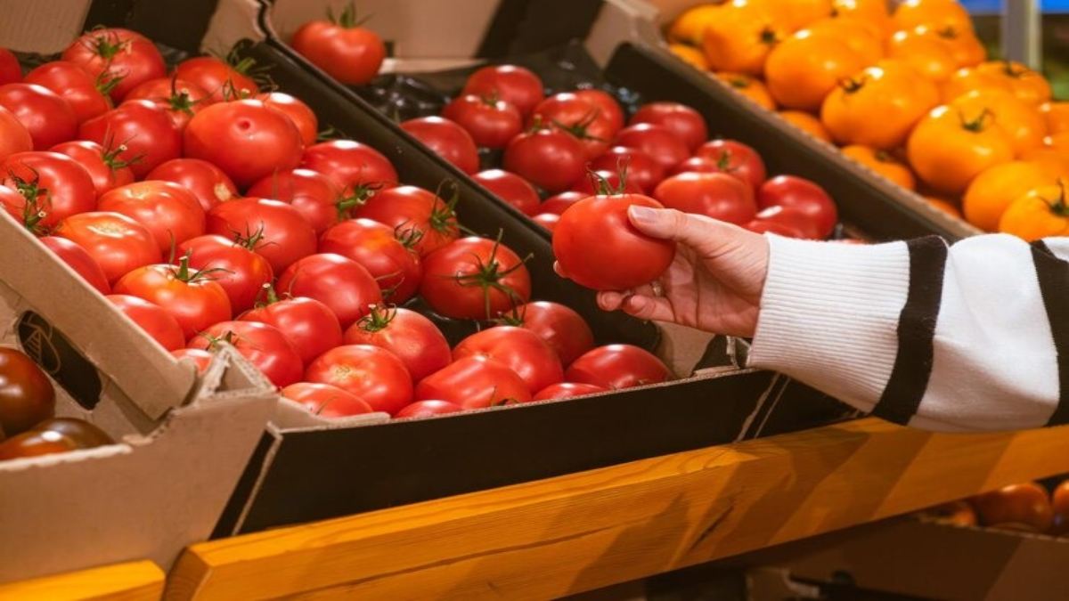 Tomato Price Hike : टमाटर ने सबको किया लाल, यहां कीमत पहुंची ₹100 पार, जाने किस राज्य में है कितनी कीमत…