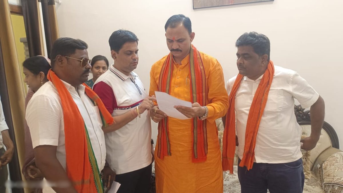 मंत्री जायसवाल को भाजपा नेताओं ने स्वास्थ्य सुविधाओं को लेकर सौंपा ज्ञापन, रात्रिकालीन मेडिकल सेवा शुरू करने की रखी मांग…