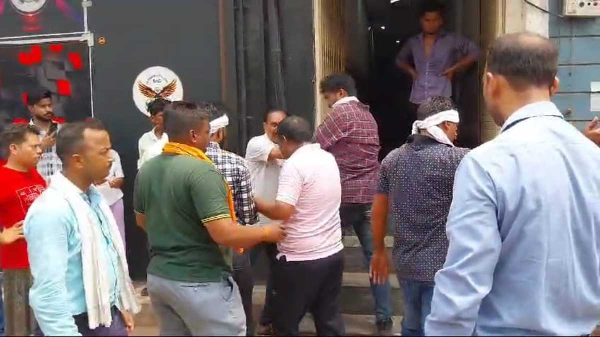 माफियाओं के हौसले बुलंद: अतिक्रमण हटाने पहुंचे निगम कर्मचारी के साथ मारपीट, देखें Video