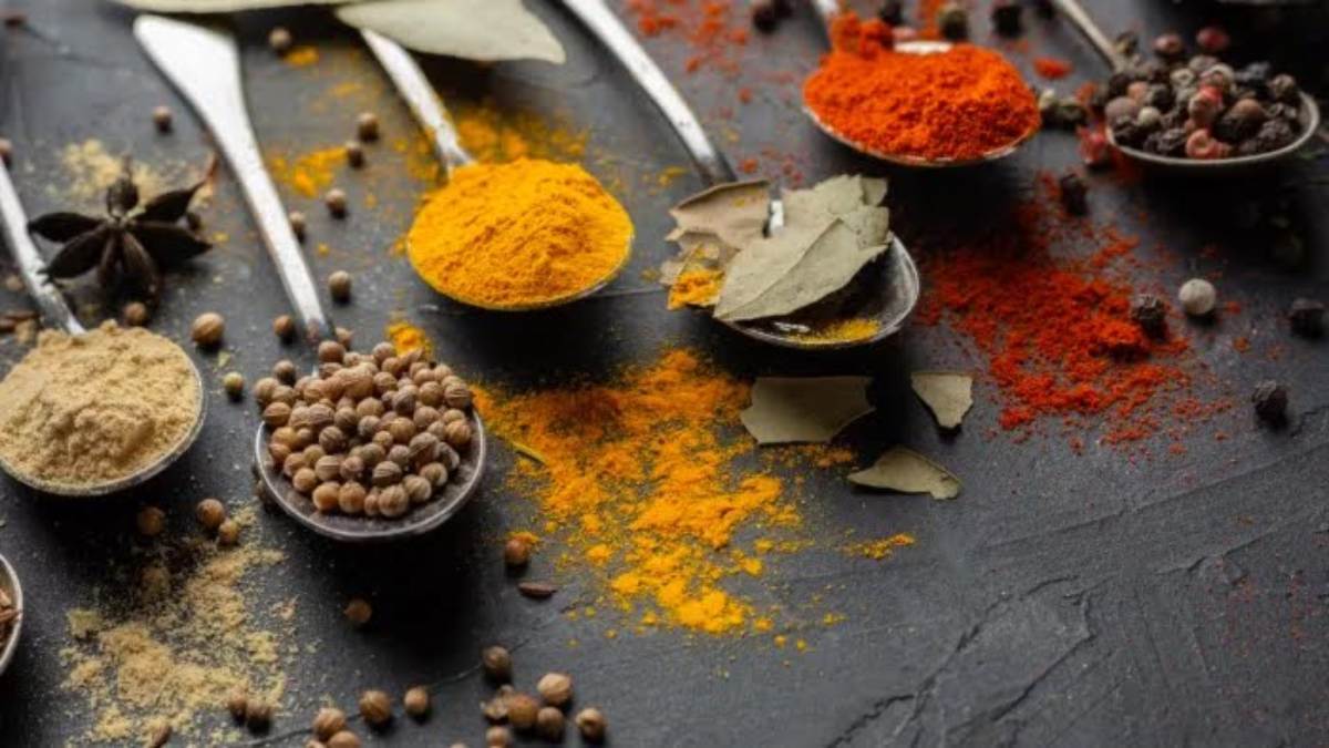 बारिश में नमी की वजह से जल्दी खराब हो जाते हैं मसालें, इन Tips को Follow करके करें Store…