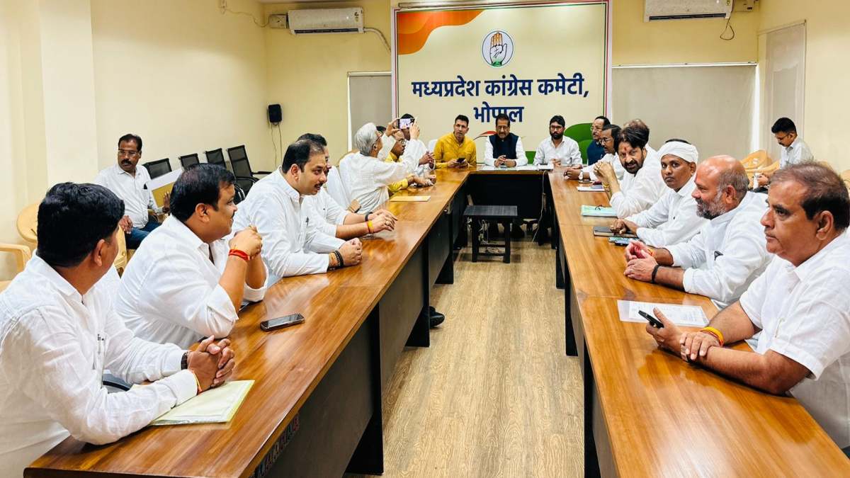हार के बाद बैठक में उठा दलबदल का मुद्दाः कांग्रेस फैक्ट फाइंडिंग की बैठक में युवाओं को आगे नहीं आने देने की शिकायत, नेताओं के पार्टी छोड़ने से भी हुआ नुकसान