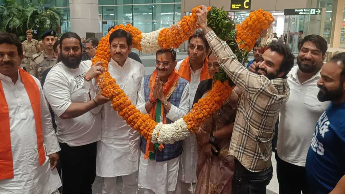 नवनिर्वाचित सांसदों के बाद VD शर्मा भी पहुंचे दिल्ली: कार्यकर्ताओं ने किया जोरदार स्वागत, कल संसदीय दल की बैठक में होंगे शामिल