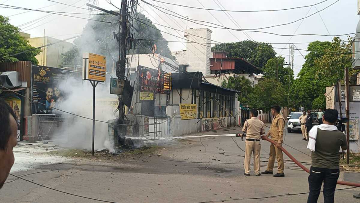 CG Breaking: भीषण गर्मी से ट्रांसफार्मर में लगी आग, राजधानी के पॉश इलाके की बत्ती हुई गुल…