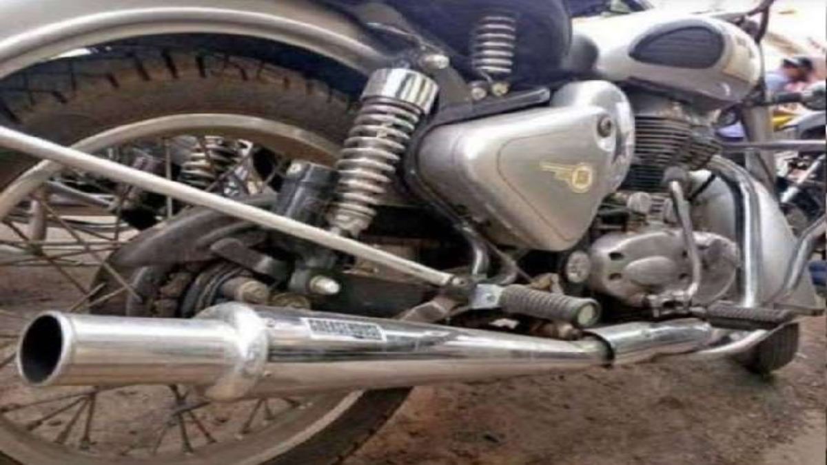 पुलिस ने हिलाया ‘बुलेट राजाओं’ का सिस्टम: निकलवाए फायर साउंड वाले साइलेंसर, चलाया रोड रोलर