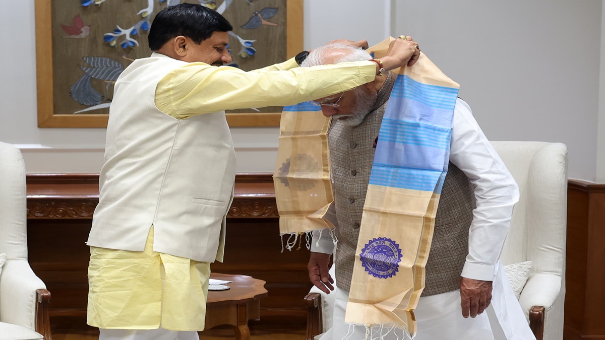 PM मोदी से CM मोहन ने की मुलाकात: गमछा पहनाकर तीसरी बार प्रधानमंत्री बनने की दी बधाई, 180 दिन के कार्यकाल की दी जानकारी