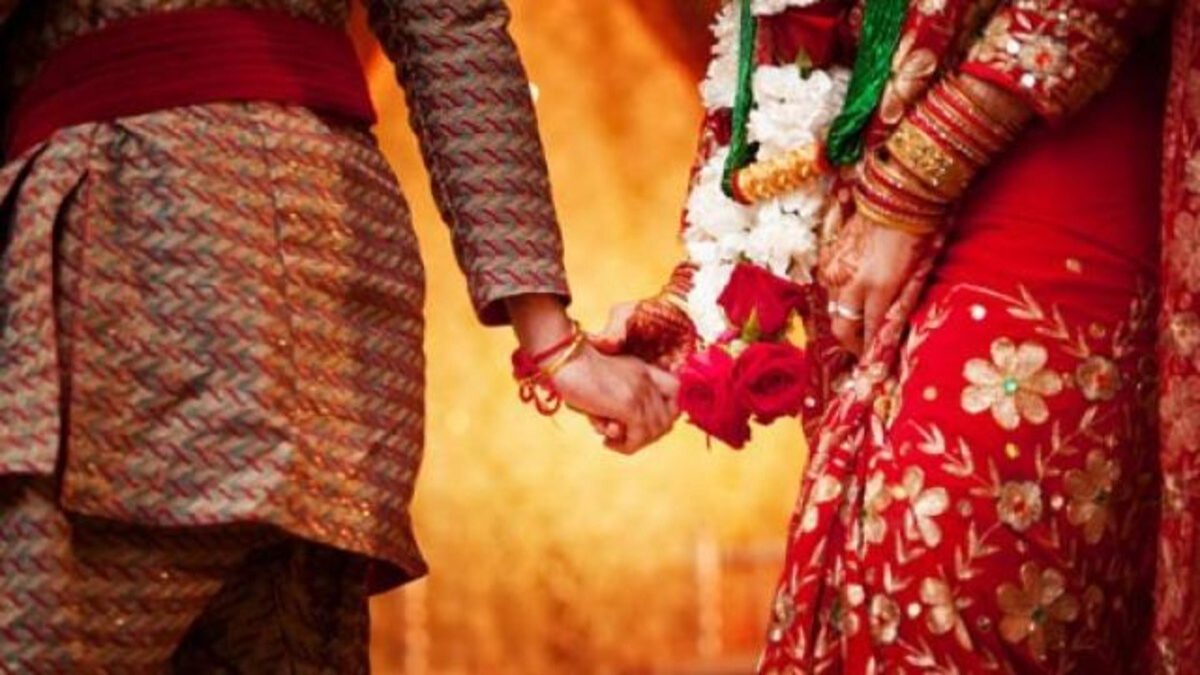 बारात लेकर दुल्हनिया लेने जा रहा था दूल्हा; तभी कुछ ऐसा हुआ कि थाने बुलानी पड़ी दुल्हन, फिर वहीं लिए सात फेरे