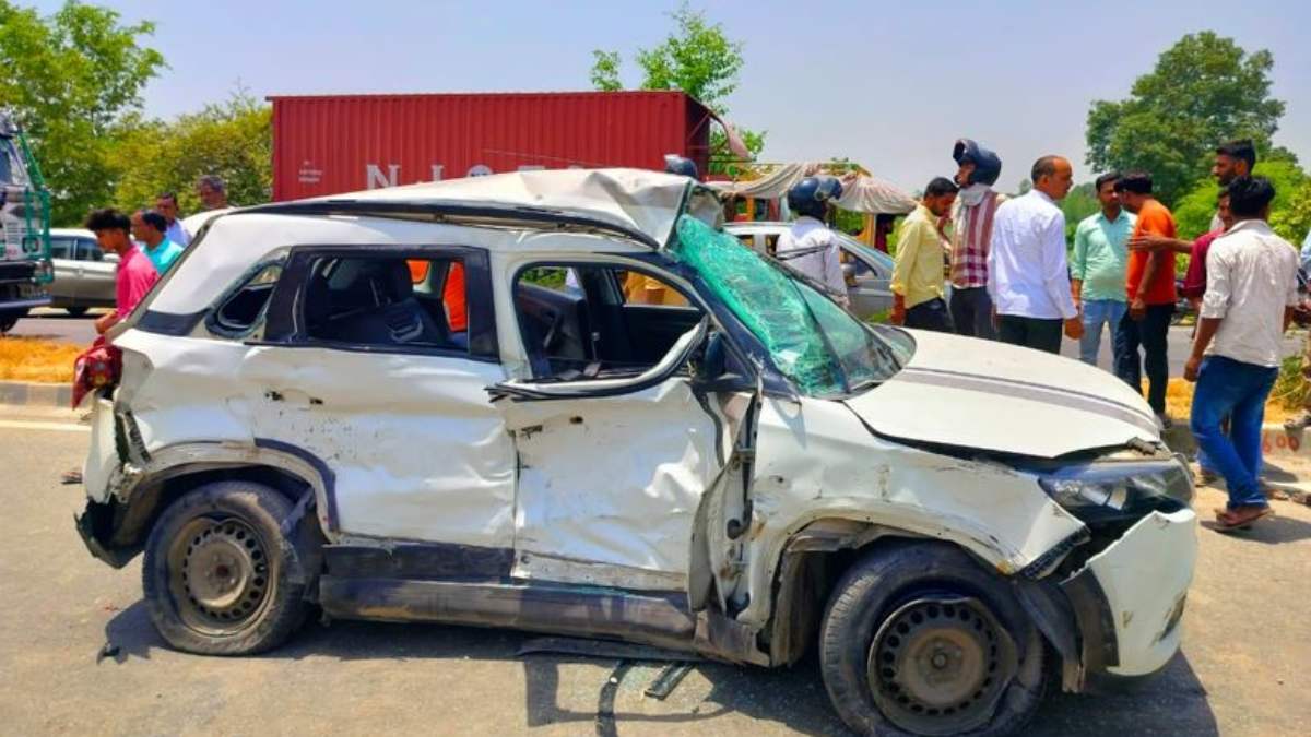 Road Accident : ट्रक ने कार को मारी जोरदार टक्कर, मां और दो बेटों की मौत, दो लोग घायल