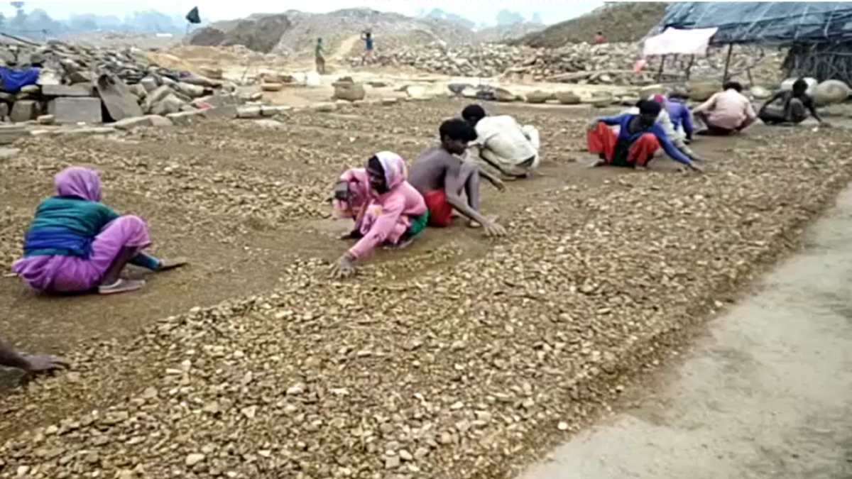 हीरे के अवैध उत्खनन पर छापामार कार्रवाईः एलएनटी और पोकलेन जब्त, मशीनों से हो रही थी चाल की खुदाई