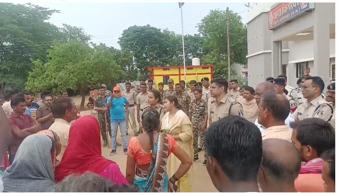 तंत्र-मंत्र के लिए तांत्रिक ने कब्र खोदकर निकाला था शव, भड़के ग्रामीणों ने किया थाने का घेराव, की अवशेष ढूढ़ने की मांग