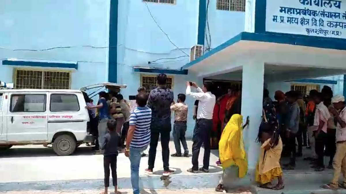 बिजली तार की चपेट में आने से महिला की मौत, सूचना के बाद भी बंद नहीं की सप्लाई, नाराज ग्रामीणों ने GM दफ्तर घेरा