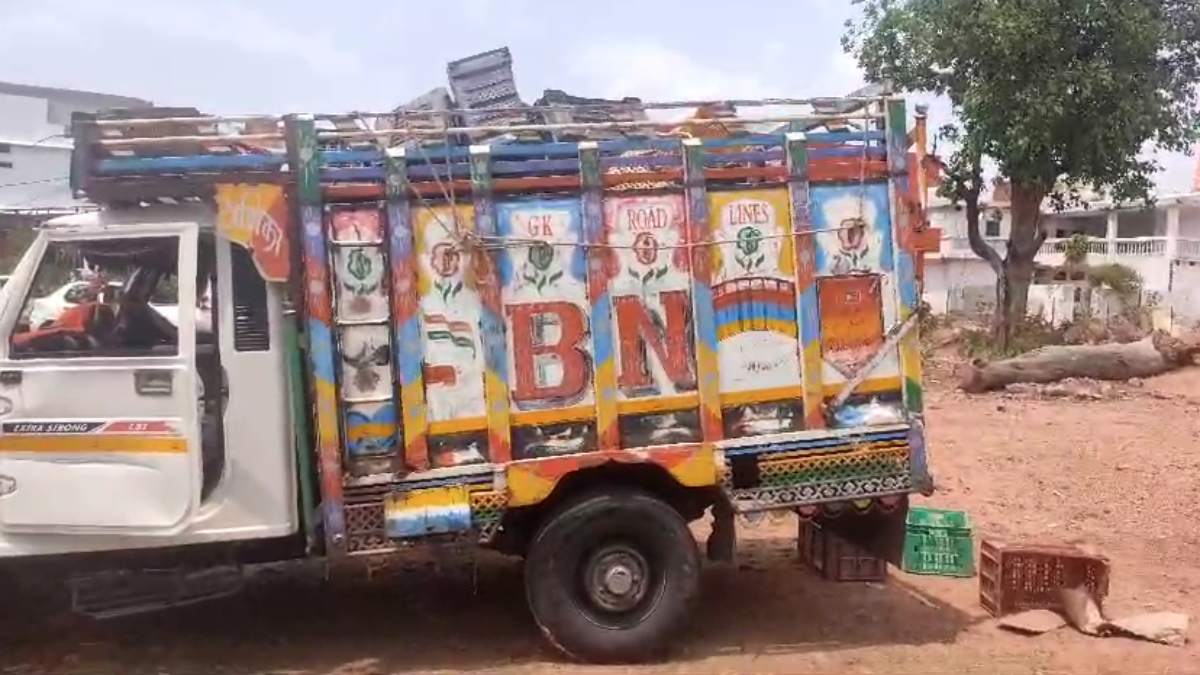 MP Crime: अवैध शराब परिवहन पर पुलिस की कार्रवाई, पिकअप से भारी मात्रा में मदिरा जब्त