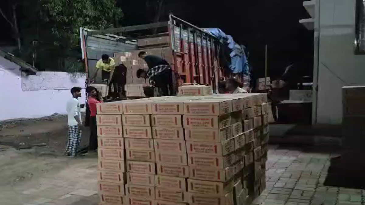 बड़ी कार्रवाईः अवैध शराब से भरा ट्रक पकड़ाया, एक करोड़ 20 लाख की 2374 पेटी शराब जब्त, चालक-परिचालक गिरफ्तार