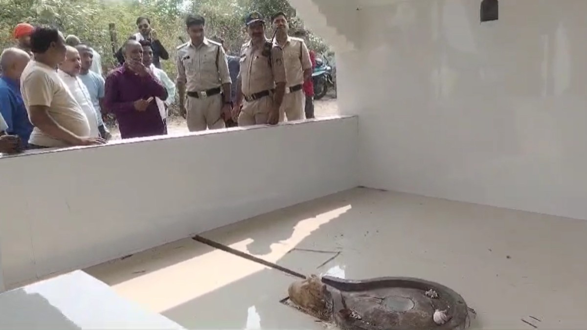 मंदिर पूजा करने पहुंचे भक्त तो गायब हो गए भगवान, लोगों ने खोजा तो यहां मिले