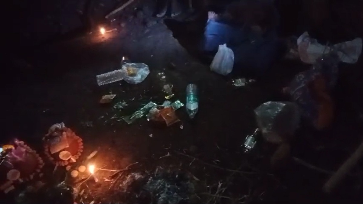 करोड़पति बनने का देखा सपनाः फिर तांत्रिक बुलाकर रात 12 बजे मंदिर के समीप कर रहे थे धन वर्षा की तैयारी, तभी ग्रामीणों की भीड़ पहुंची, और…