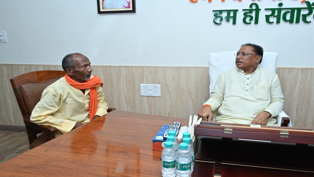 संघर्ष के दिनों की यादें साथ लेकर सीएम साय से मिलने आए जशपुर के अनेर सिंह, 90 के दशक के पुराने किस्से-कहानियों पर जमकर हुई बात