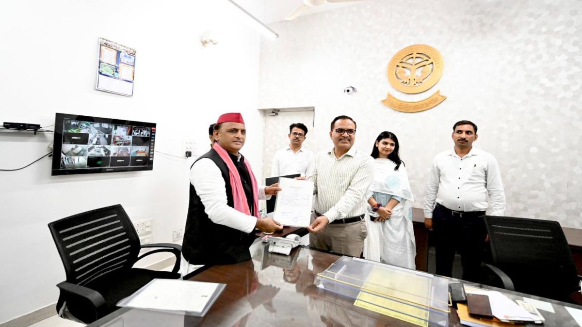 लोकसभा चुनाव 2024 : अखिलेश यादव पहुंचे कन्नौज, कलेक्ट्रेट से जीत का लिया प्रमाण पत्र