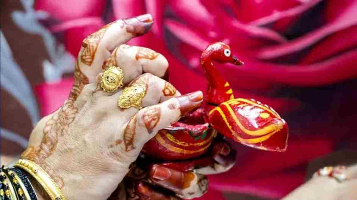 बृहस्पतिवार काे माथे पर लगाएं हल्दी का तिलक, कई दोषों से मिलेगी मुक्ति