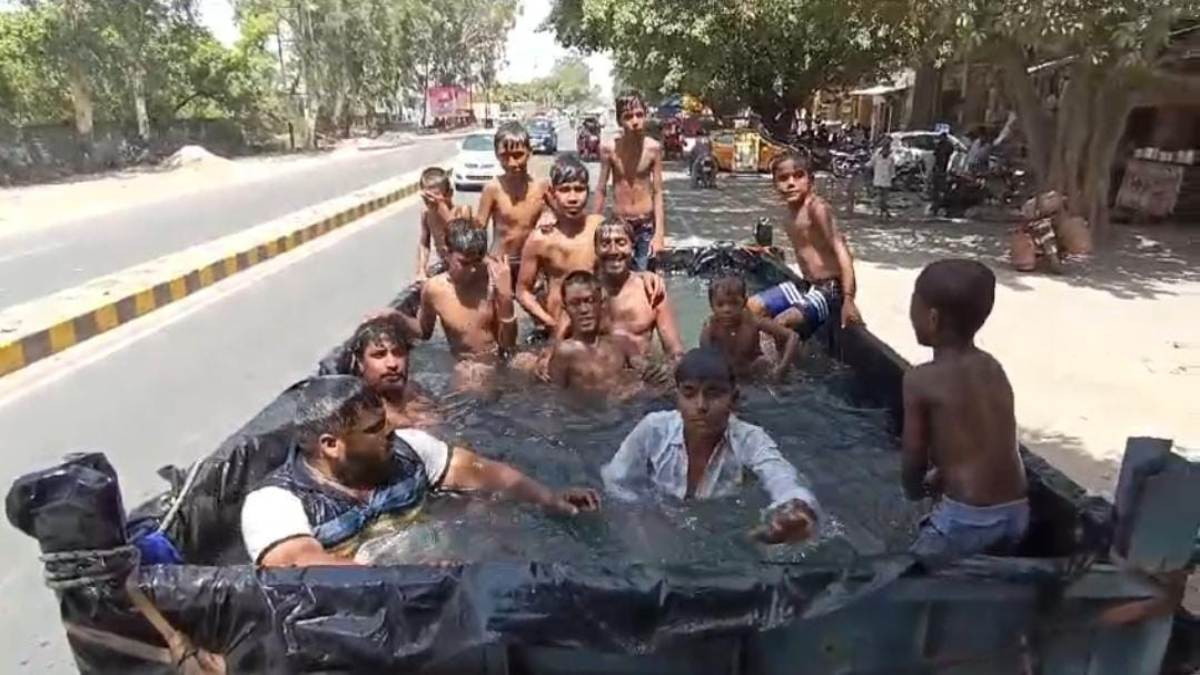 Weather News : उत्तर प्रदेश में गर्मी का ताडंव, बच्चों ने ट्रॉली को बनाया स्विमिंग पूल, जानिए राज्य में कब पहुंचेगा मानसून