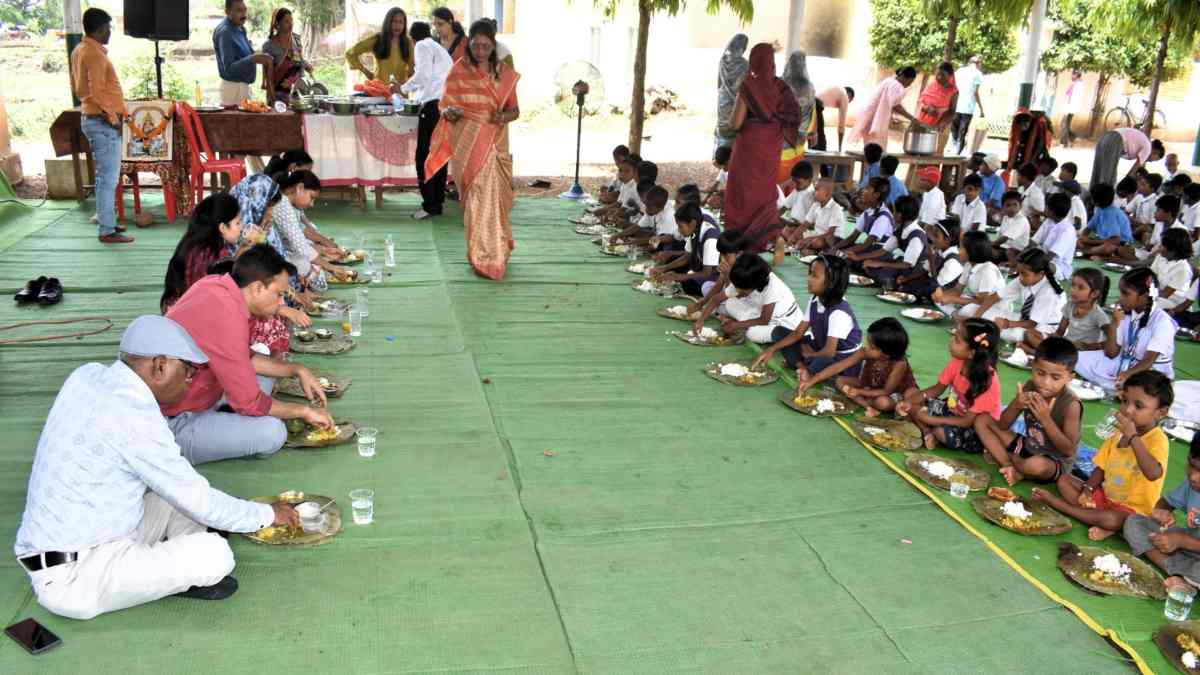 शाला प्रवेशोत्सव में बच्चों के साथ जमीन पर बैठे कलेक्टर, साथ में खाया खाना, रोज स्कूल आने की दी समझाइश
