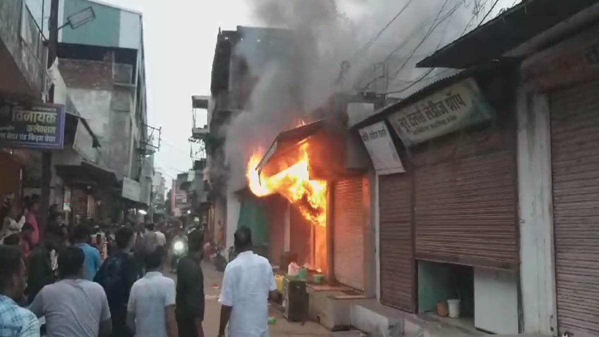 कपड़ा दुकान में लगी भीषण आग: लाखों का माल जलकर राख, कड़ी मशक्कत के बाद दकमल की टीम ने पाया काबू