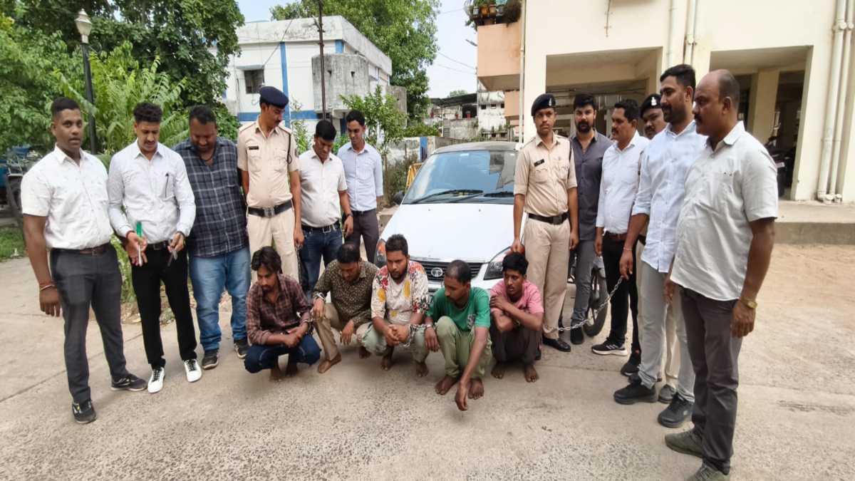 CG में अंतर्राज्यीय चोर गिरोह का पर्दाफाश : सूने मकानों में चाेरी करने वाले 5 आरोपी गिरफ्तार, हरियाणा से बुलाते थे चोर, 4 जिलों में वारदात को दे चुके थे अंजाम…