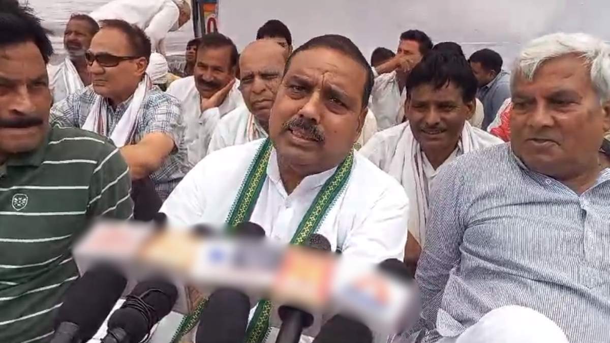 कांग्रेस विधायक ने चौराहे पर दिया धरना: समस्या समाधान को लेकर दिए 7 दिनों का अल्टीमेटम, ये है पूरा मामला