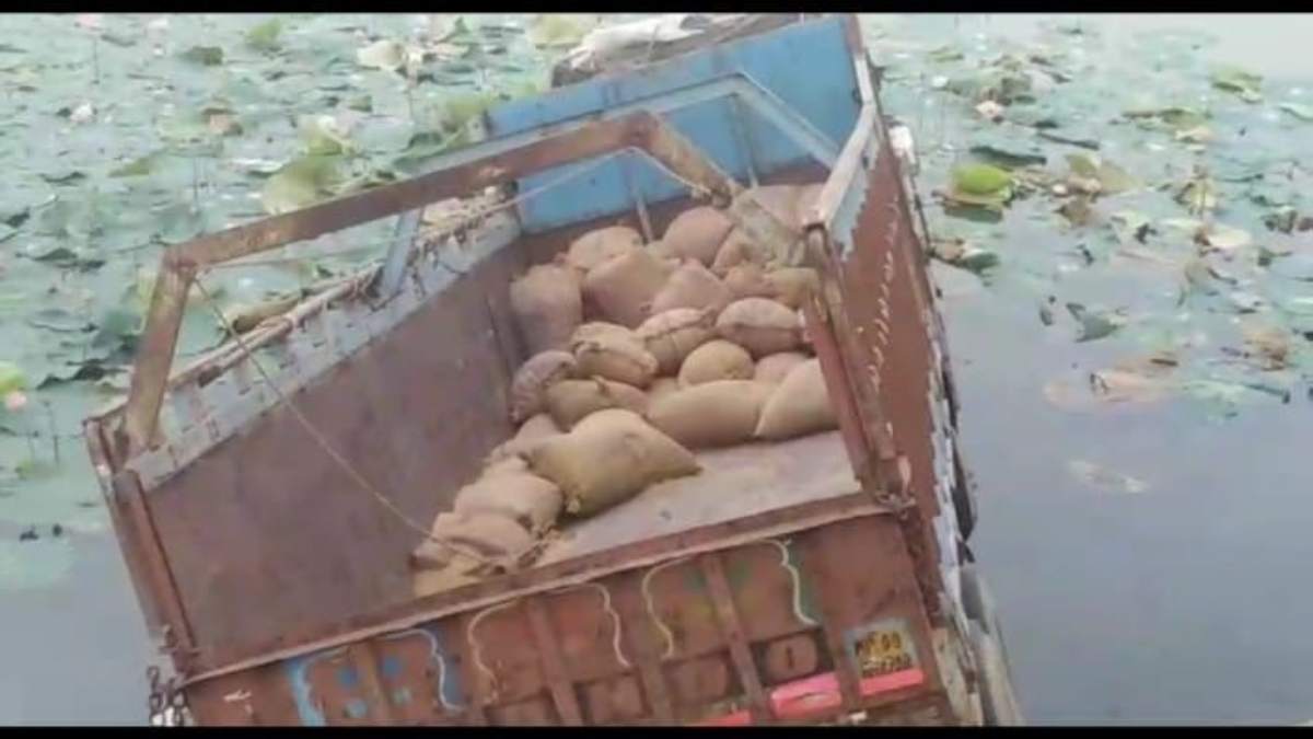 बातों में उलझाकर गेहूं की चोरी: 6 लाख का अनाज किया गायब, फिर तालाब में उतार दिया ट्रक, 2 आरोपी गिरफ्तार