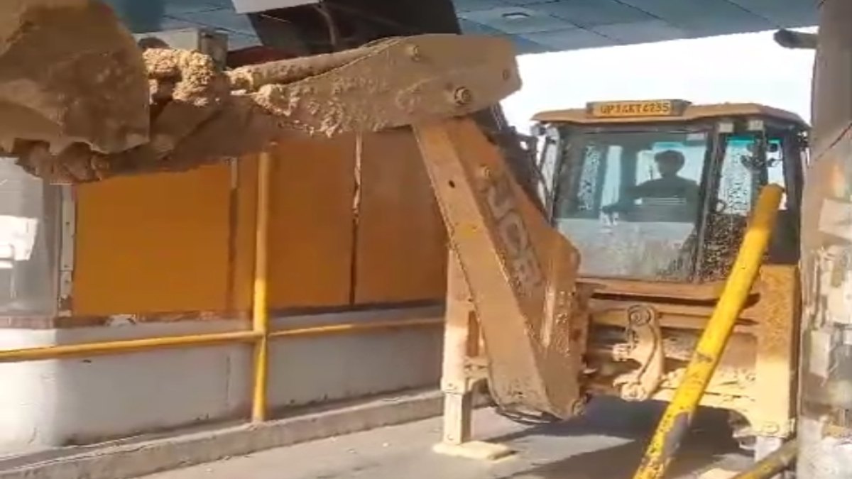 टोल टैक्स मांगने पर भड़का JCB चालक, प्लाजा पर ही चलाया बुलडोजर, तोड़फोड़ का Video वायरल