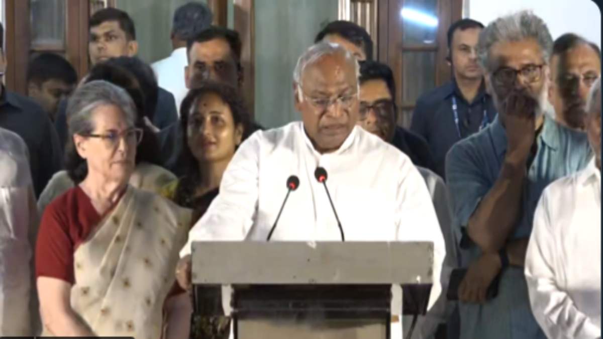 I.N.D.I.A अलायंस की बैठक के बाद कांग्रेस अध्यक्ष खरगे ने कहा – हम मोदी के खिलाफ जारी रखेंगे लड़ाई, गठबंधन में सभी का स्वागत