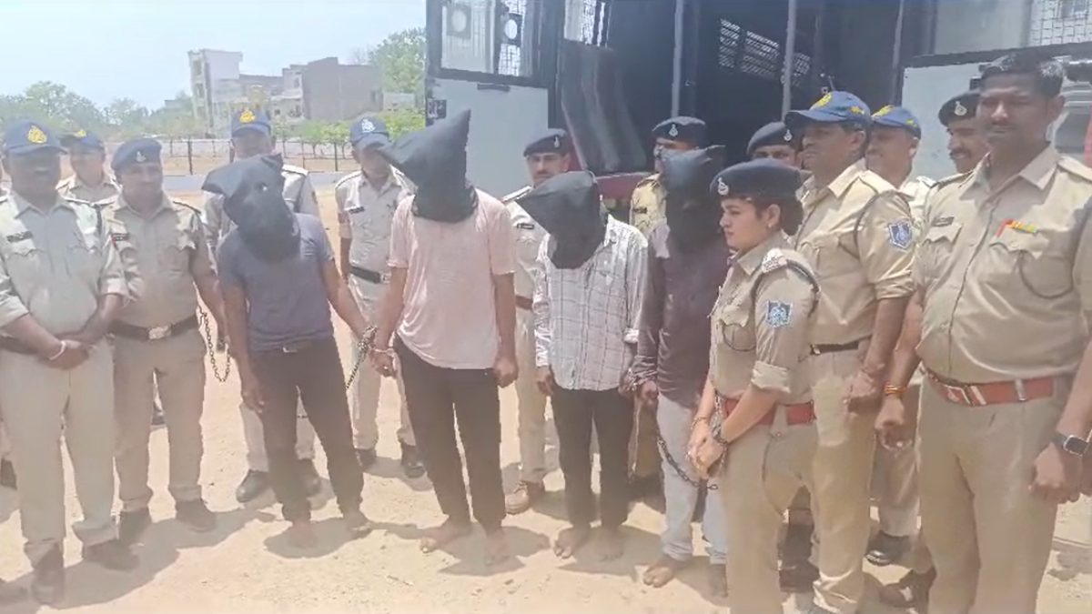 दिनदहाड़े हुई डकैती का खुलासाः 3 बाइक सवार 8 बदमाशों ने दिया था वारदात को अंजाम, लाखों के जेवर और दो बाइक जब्त