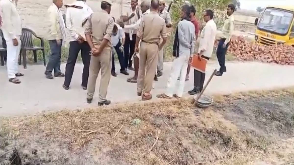 तहसीलदार ने उठाया हाथ, गुस्साए किसान ने जड़ दिया गाल पर ऐसा थप्पड़, जमीन पर गिरे अधिकारी, देखिए Video