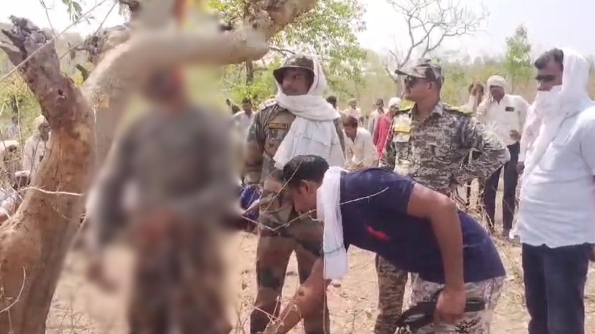 लापता चौकीदार का पेड़ पर लटकता मिला शव: साथियों ने इस हालत में पहुंचाया था घर, परिजनों ने जताई हत्या की आशंका
